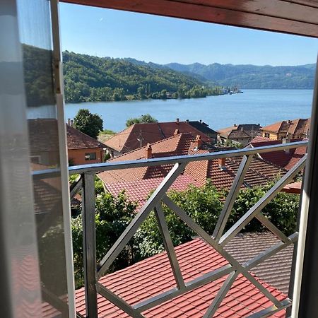 Apartament La Sika Orşova Екстериор снимка