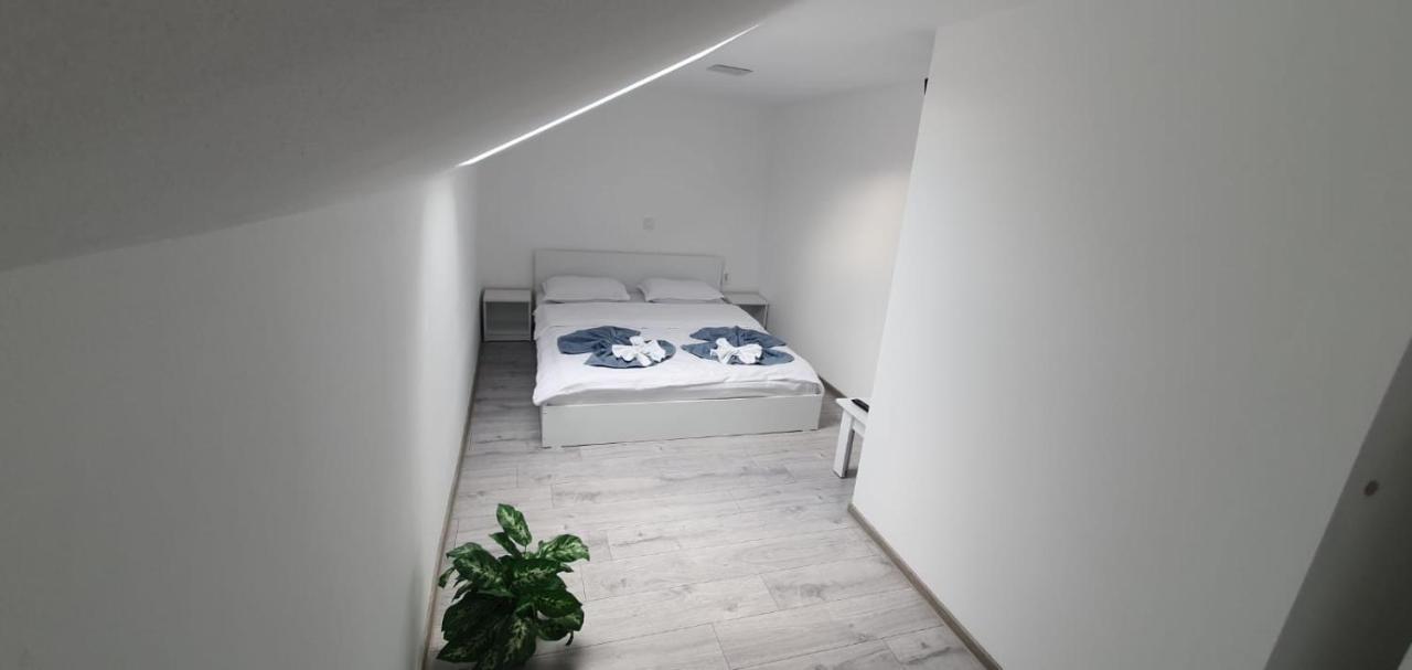 Apartament La Sika Orşova Екстериор снимка